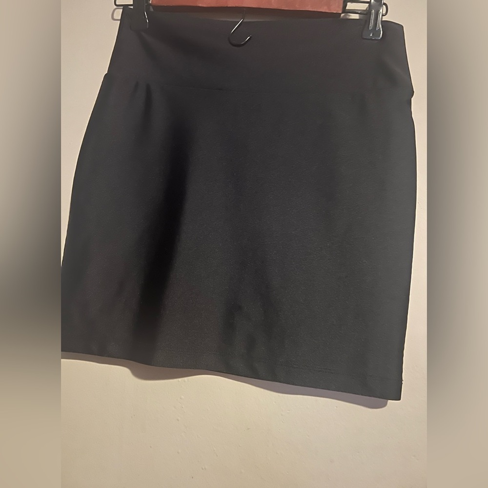 Color black